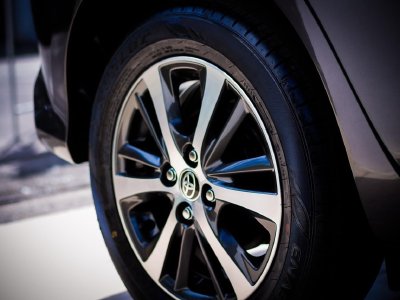 Toyota avanza en baterías de estado sólido para EVs: lanzamiento en 2027